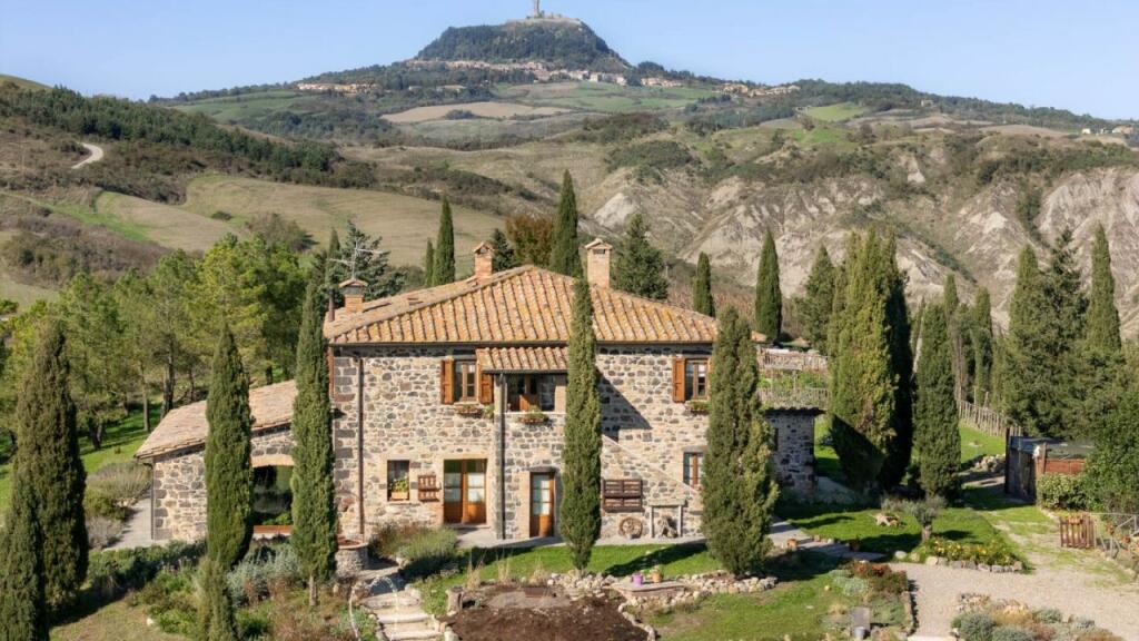 3 bedrooms House in Radicofani, Italy No. 54052