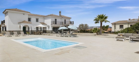 5 bedrooms Villa in Alhaurin de la Torre, Spain No. 133755 2