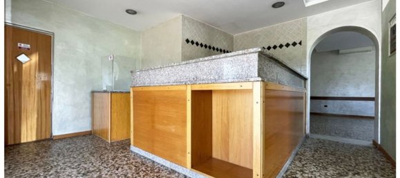 Gewerbliche Immobilie in Momo, Italy 216m², Nr. 252225 2