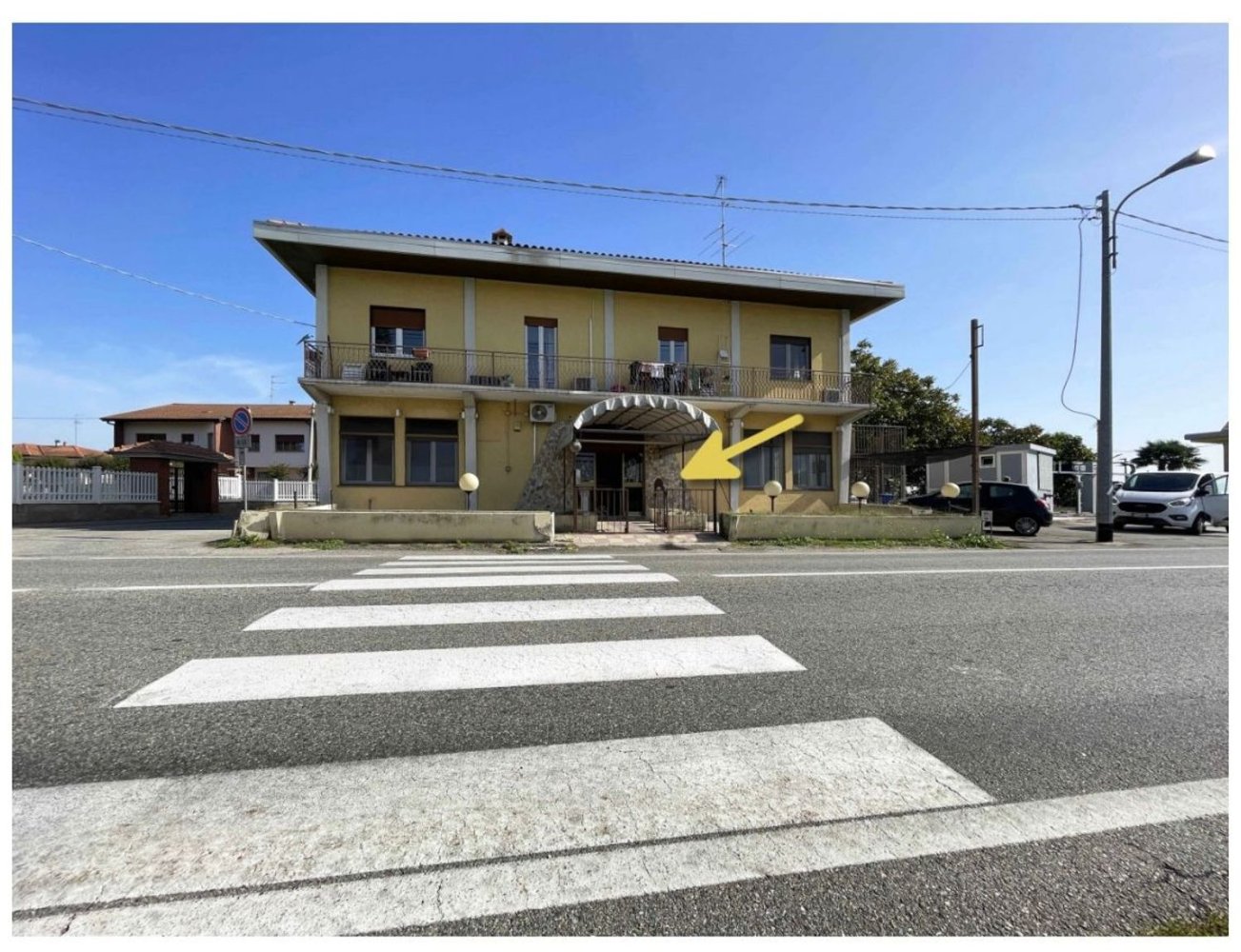 Gewerbliche Immobilie in Momo, Italy 216m², Nr. 252225