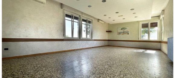 Gewerbliche Immobilie in Momo, Italy 216m², Nr. 252225 3