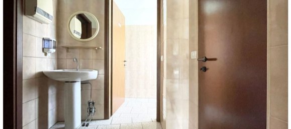 Gewerbliche Immobilie in Momo, Italy 216m², Nr. 252225 6