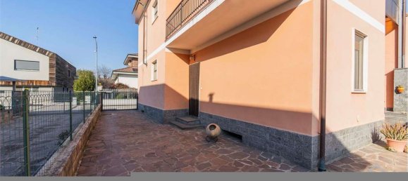 6 rooms Apartment in Novara, Italy No. 129645 3