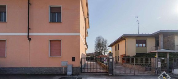 6 rooms Apartment in Novara, Italy No. 129645 2