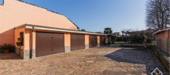 6 rooms Apartment in Novara, Italy No. 129645 4