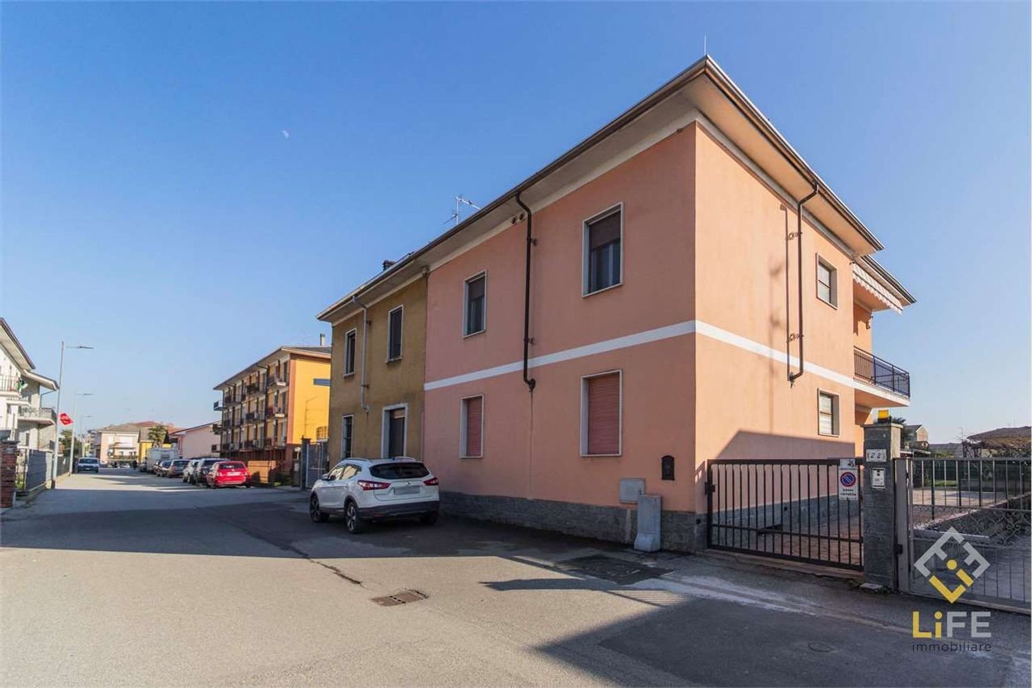 6 rooms Apartment in Novara, Italy No. 129645