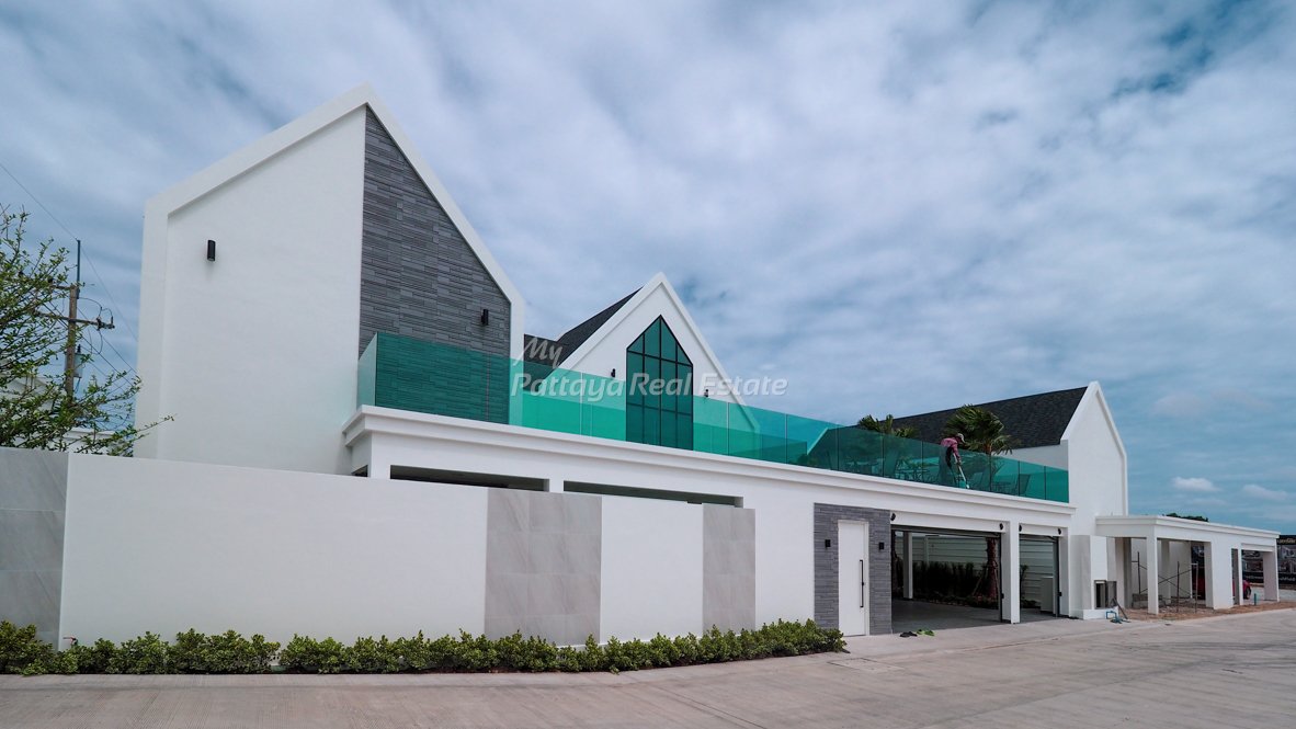 3 bedrooms Bungalow in Pattaya, Thailand No. 8946