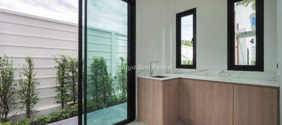 3 bedrooms Bungalow in Pattaya, Thailand No. 8946 10