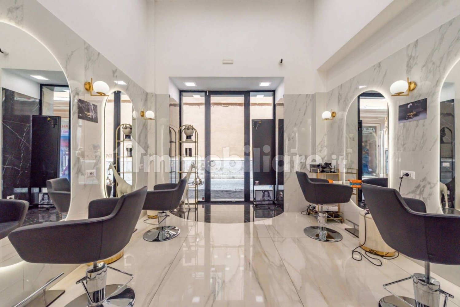 4 rooms Commercial property in Rome, Italy No. 296745