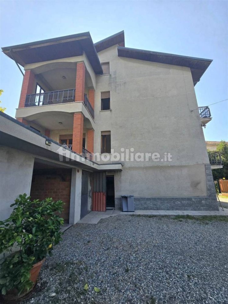 4 bedrooms Villa in Vigliano Biellese, Italy No. 355612