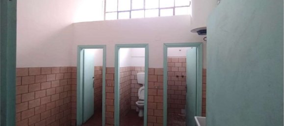 1050m² Commercial property in Vaiano, Italy No. 79496 3