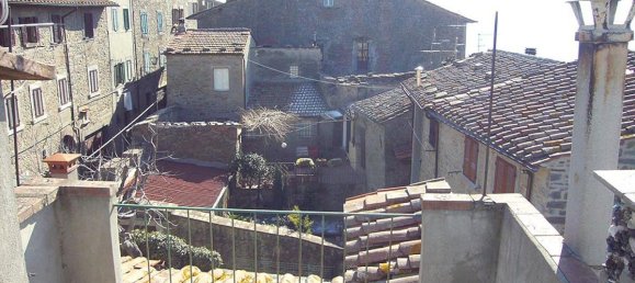 2 bedrooms House in Cortona, Italy No. 183 2