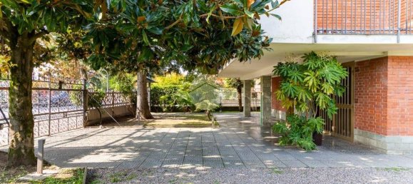 7 bedrooms Villa in Bollate, Italy No. 20934 3