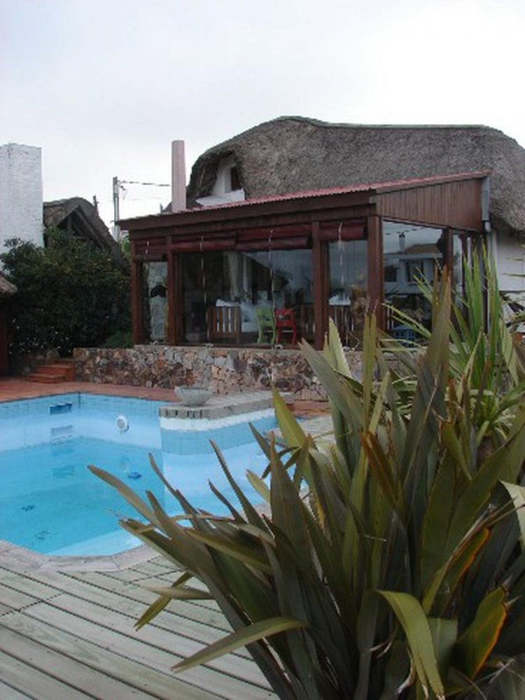 Casa de 2 dormitorios en Maldonado, Uruguay No. 8204