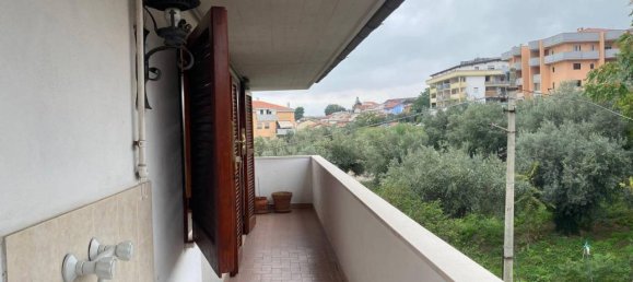 4 rooms Apartment in Pescara, Italy No. 26784 9