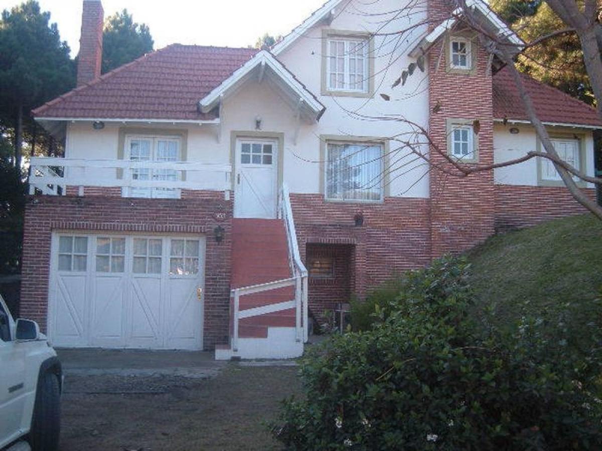 4 bedrooms House in Mar del Plata, Argentina No. 70473