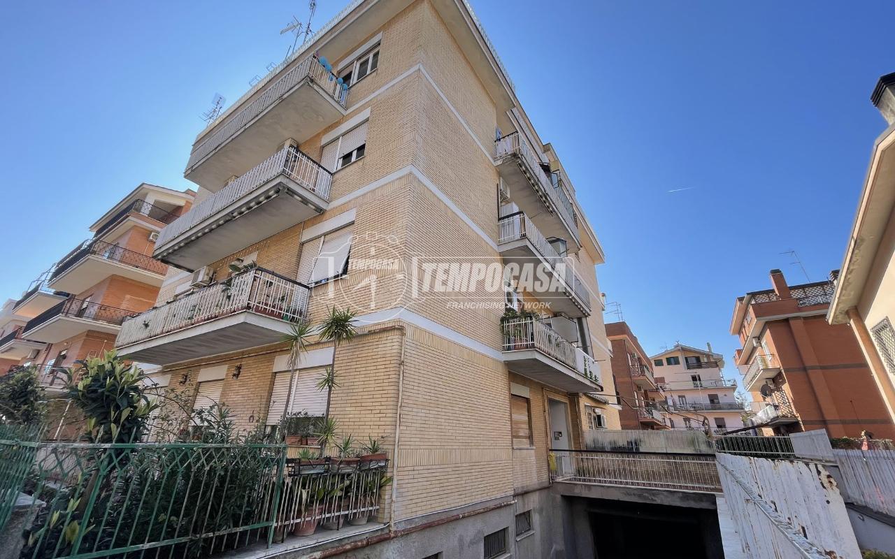 1 room Garage in Rome, Italy No. 156192