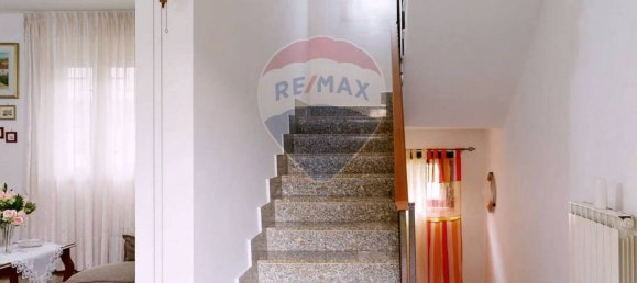 3 bedrooms House in Caserta, Italy No. 7596 8