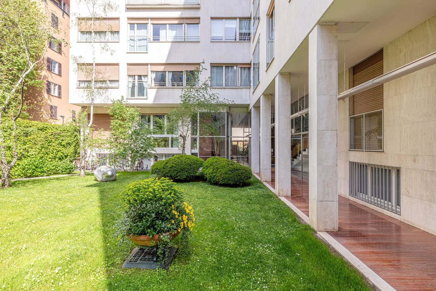 220m² Office in Milan, Italy No. 358984