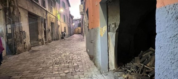  مرآب في Terni, Italy 21متر مربع رقم 72741 3