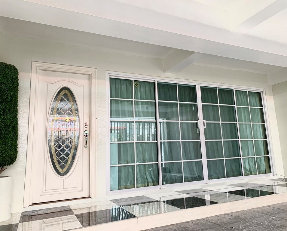 4 bedrooms Bungalow in Bangkok, Thailand No. 7133