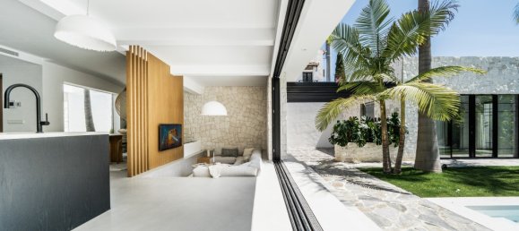 4 bedrooms Villa in Marbella, Spain No. 75123 3