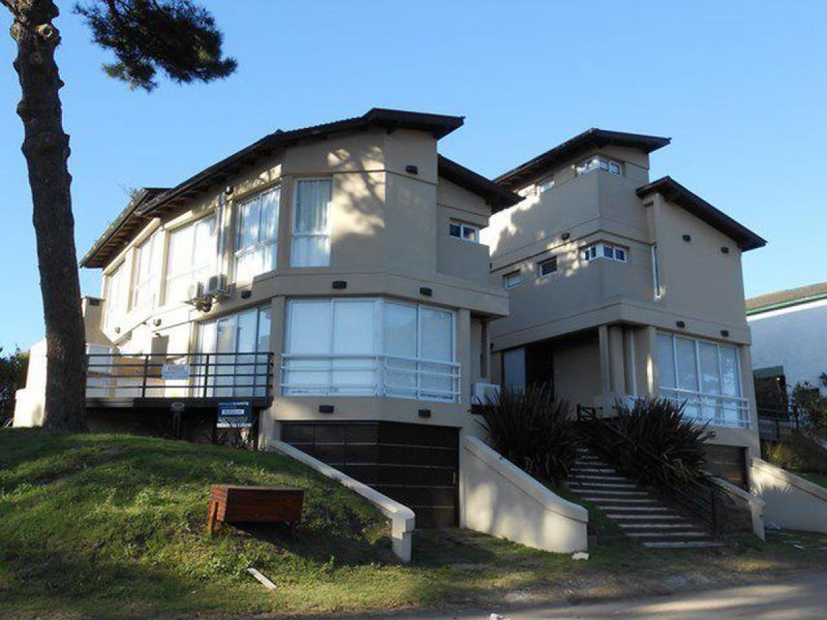 3 bedrooms House in Mar del Plata, Argentina No. 93390