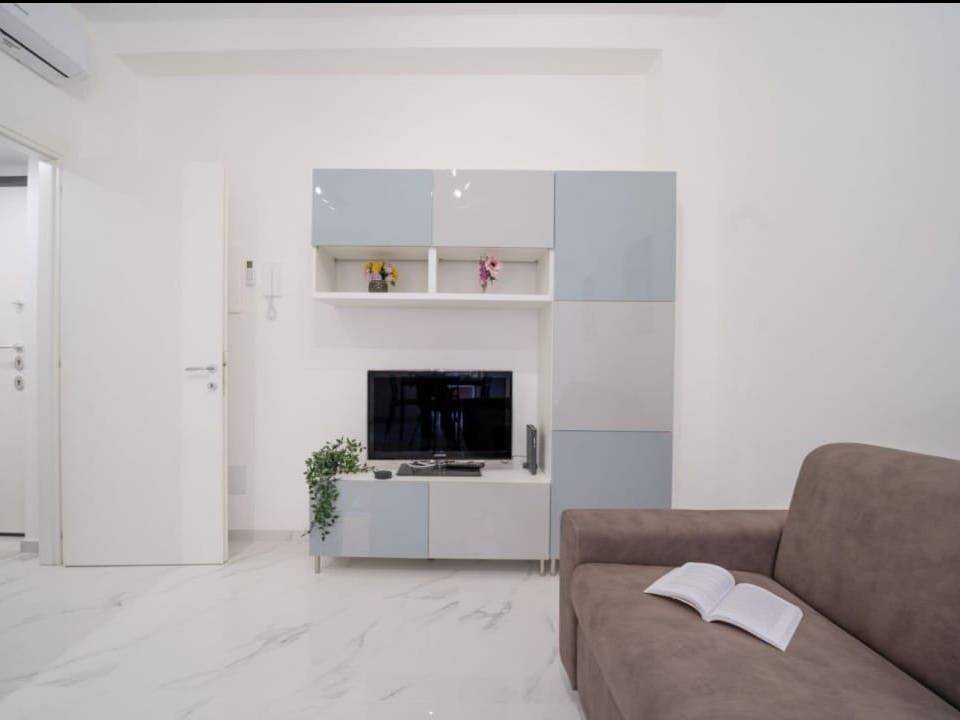 2 rooms Apartment in Milan, Italy No. 241990