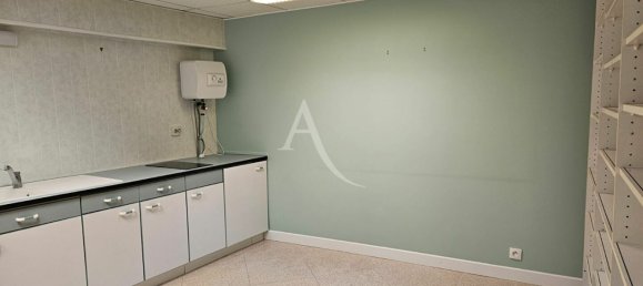 119m² Commercial property in Soissons, France No. 65942 3