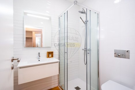 532m² Building in Marinha Grande, Portugal No. 68452