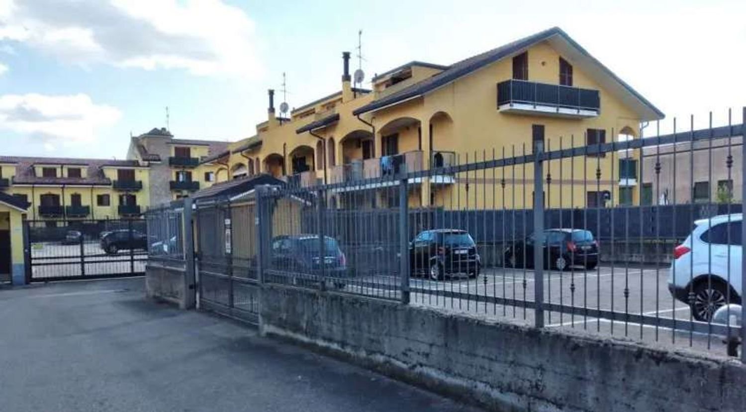 Apartamento de 2 habitaciónes en Mezzago, Italy No. 2739