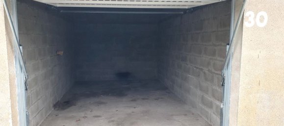 Garage in Nantes, France No. 337681 3