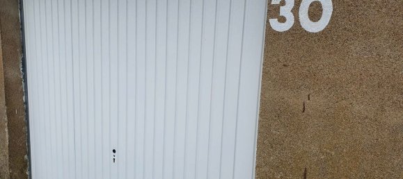 Garage in Nantes, France No. 337681 4