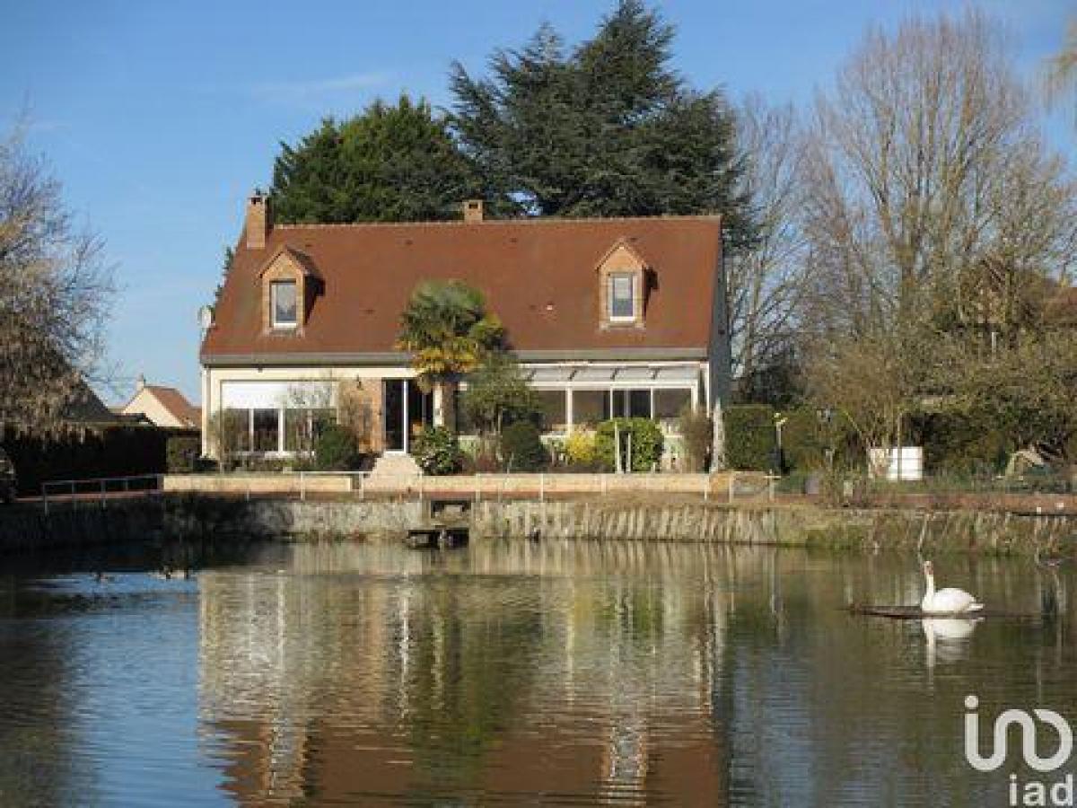Casa de 4 dormitorios en Le Mans, France No. 28432