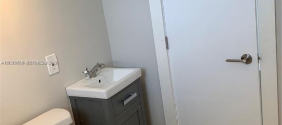 259.38m² Villa for rent in Miami, Miami-Dade, Florida, USA № 614954 2