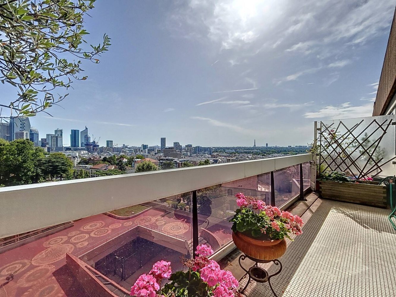 Apartamento de 3 dormitorios en Puteaux, France No. 164083