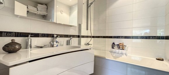 Apartamento de 3 dormitorios en Puteaux, France No. 164083 11