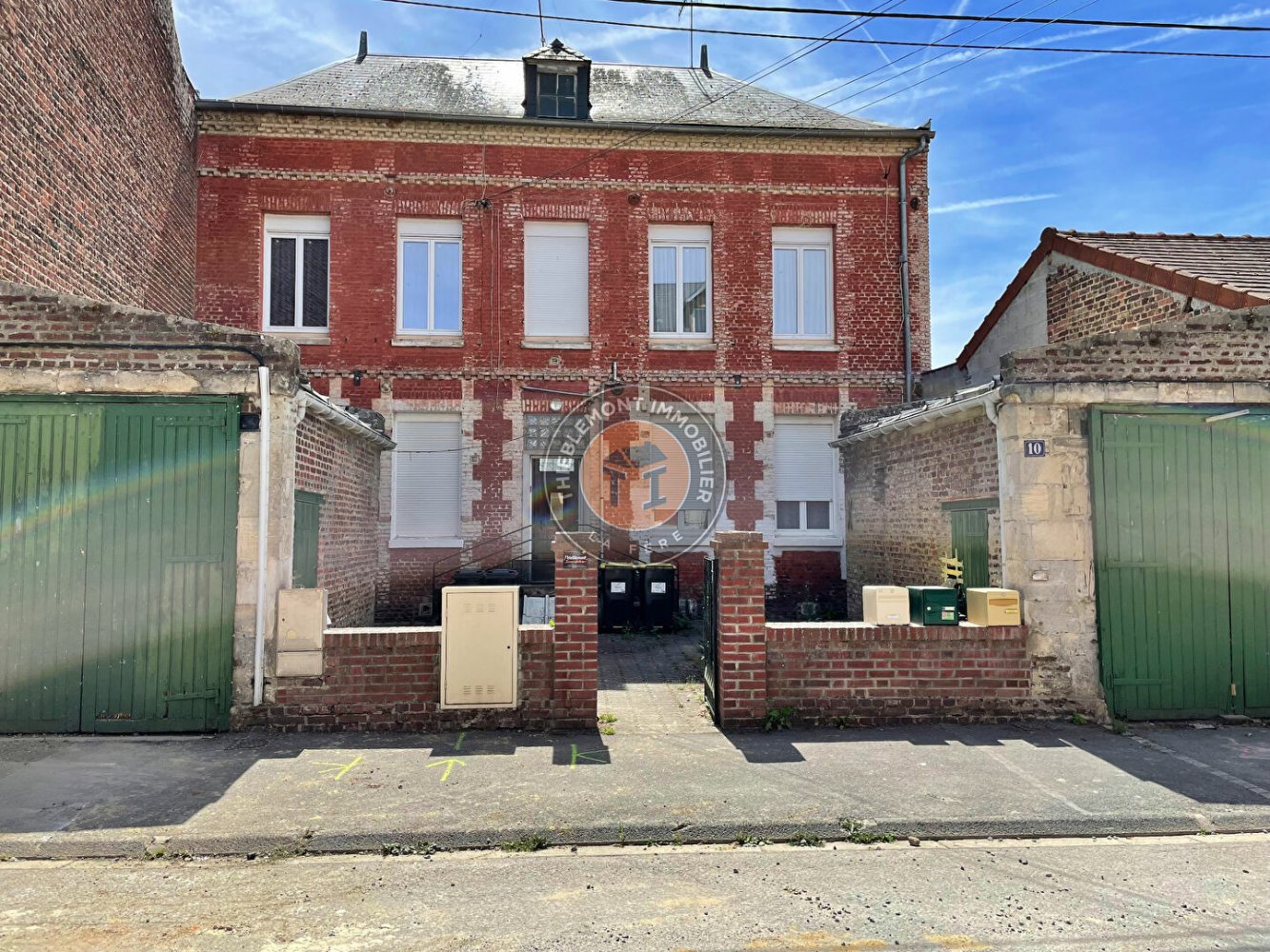 4 bedrooms Building in La Fere, France No. 90139