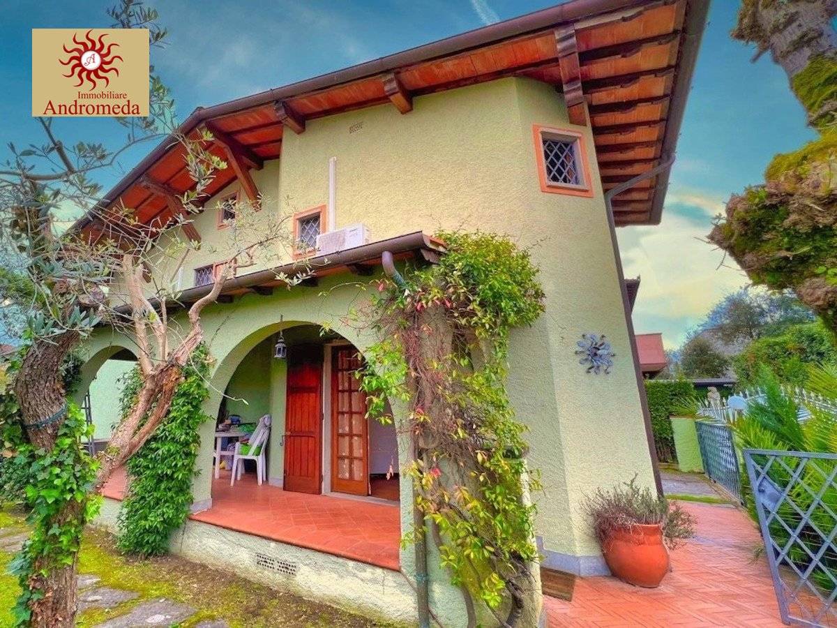 Villa de 4 dormitorios en Forte dei Marmi, Italy No. 37206
