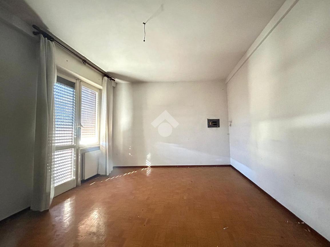 5 rooms Building in Fiorenzuola d'Arda, Italy No. 75461