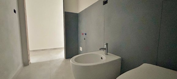 3 rooms Apartment in Florence, Italy No. 49005 12