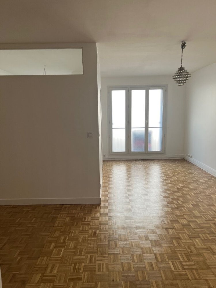 2 rooms Apartment in Paris, France No. 196262