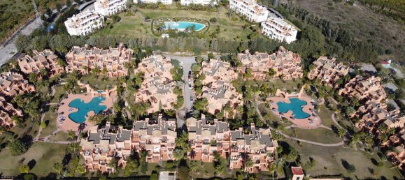 Apartamento de 2 dormitorios en Estepona, Spain No. 82452 2