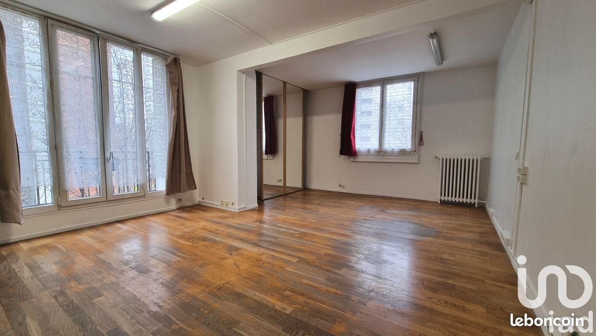 2 bedrooms Apartment in Paris, France No. 320062