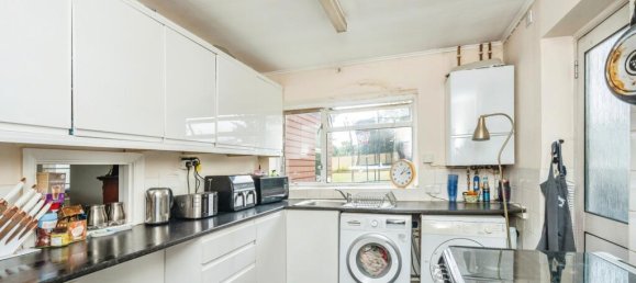 3 غرف نوم منزل في Leatherhead, United Kingdom رقم 10451 10