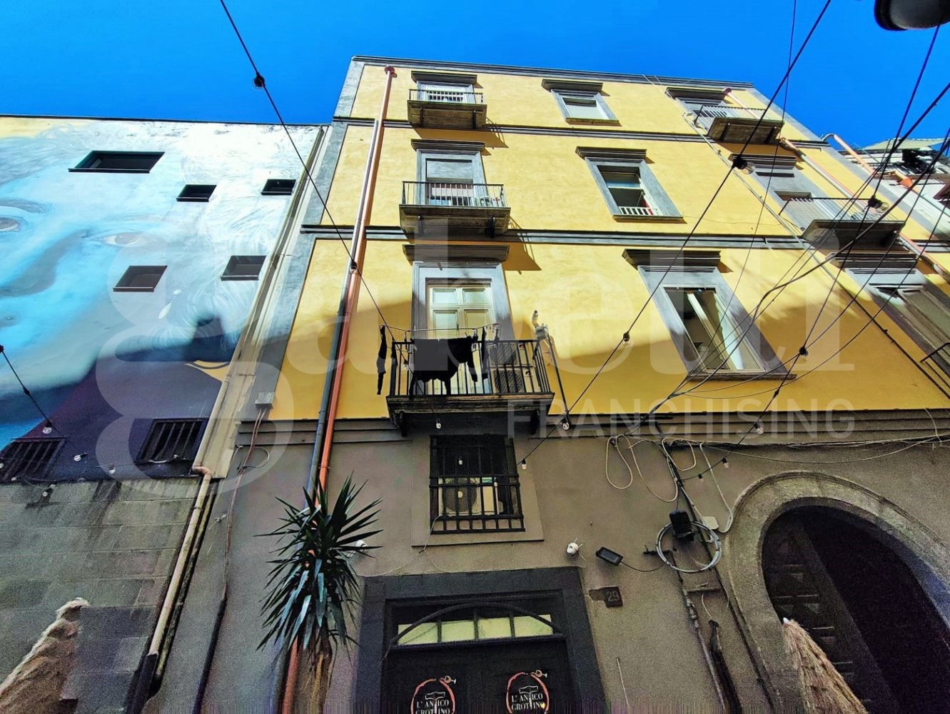 3 bedrooms Apartment in Naples, Italy No. 143210