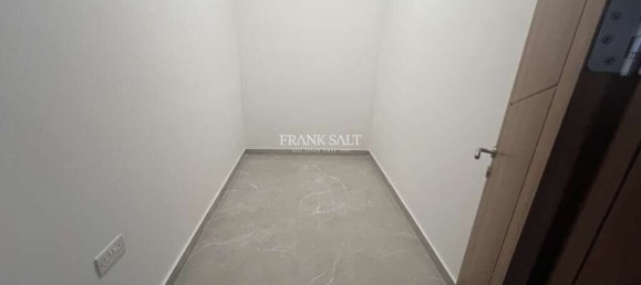 2 غرف نوم طابقين في Fgura, Malta رقم 8181 2