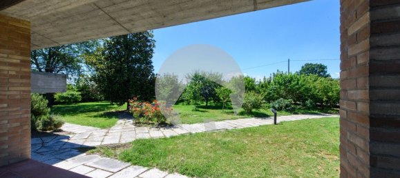 Вилла с 19 спальнями в Скандиано, Италия № 372044 2