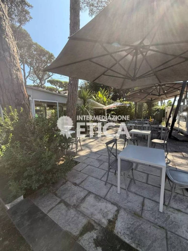 Коммерческая недвижимость 1100м² в Фьюмичино, Италия № 266644