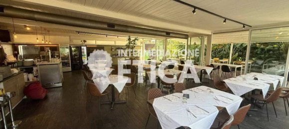 Коммерческая недвижимость 1100м² в Фьюмичино, Италия № 266644 9